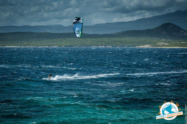 Paca en kitesurf en Corse.